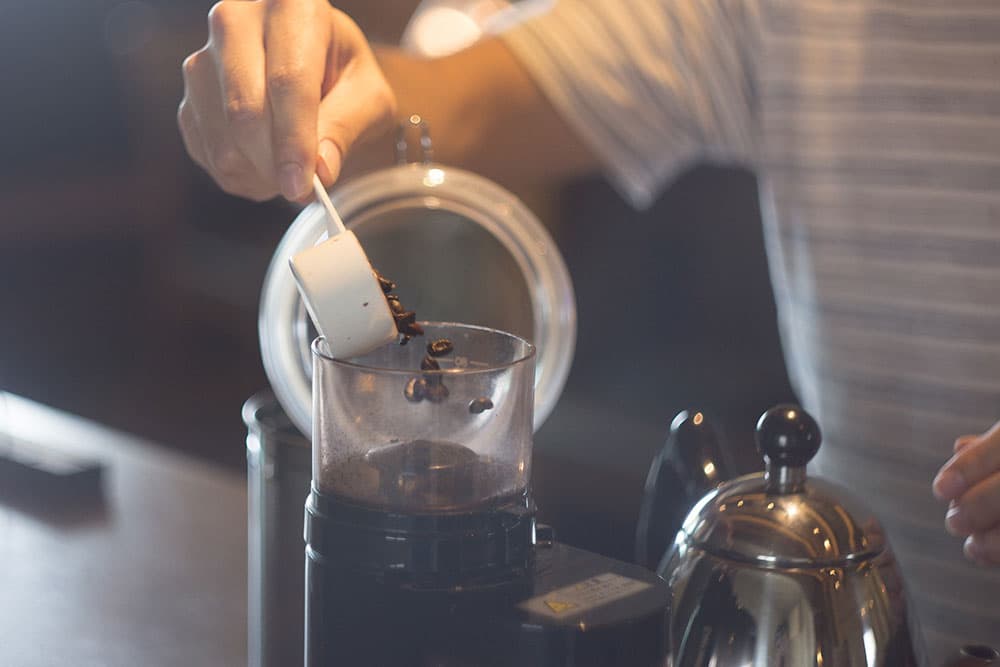 コーヒー豆を挽く